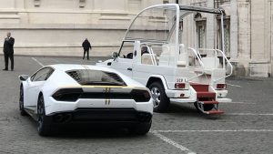 Lamborghini Huracán LP 610-4 Pope Francis vs Normal Popemobil